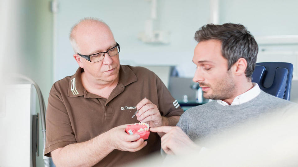 Knochenaufbau für die Implantatsetzung